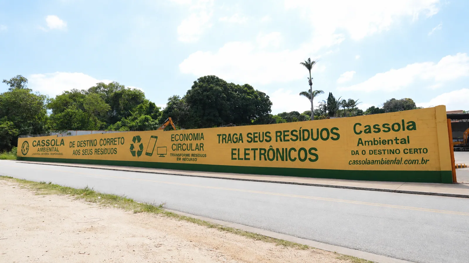 Muro da Cassola Ambiental com mensagem sobre destinação correta de resíduos eletrônicos